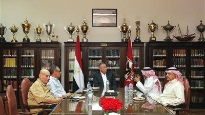 رسالة وإشادة.. الخطيب يستقبل وفد الاتحاد العربي للكرة الطائرة في الأهلي
