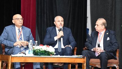 كلية الطب بجامعة قناة السويس تعقد مؤتمرها السنوي وتكرّم رموز العطاء والوفاء والتميز البحثي