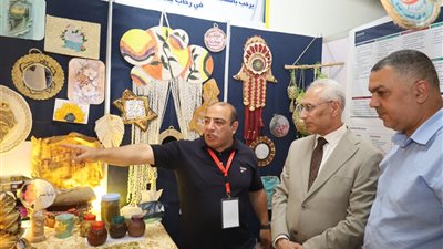 رئيس جامعة المنيا يفتتح معرضي الفنون التشكيلية والعلمي والتكنولوجي بأسبوع شباب الجامعات