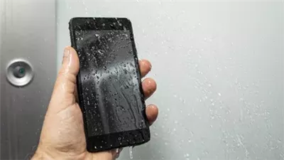 بخار الاستحمام يهدد هاتفك.. حتى لو كان مقاومًا للماء