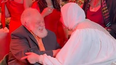 ظهور يحيى الفخراني في زفاف نجل صابرين يشعل التريند