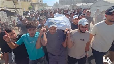 «طائرات الموت» تلاحق النازحين.. تشييع شهيد ارتقى بقصف غادر في غزة (فيديو)