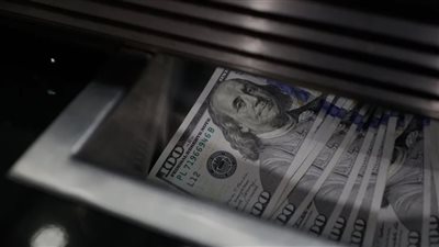 تراجع الدولار عالميًا مع انحسار توقعات رفع الفائدة الأمريكية