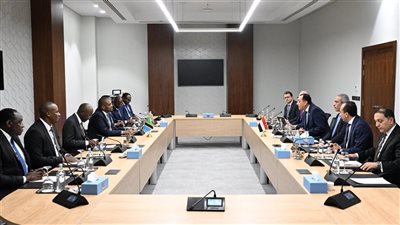 مدبولي يلتقي مع نائب رئيس تنزانيا بالعلمين الجديدة