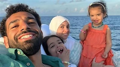محمد صلاح يشارك لحظات عائلية مع مولوده الثالث فى الظهور الاول.. صورة 