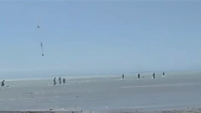 «بيجروا في البحر».. مشاهد توثق هروب عناصر الحوثي بعد محاصرتهم