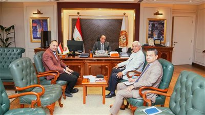   وزير العمل يلتقي وفدًا من 