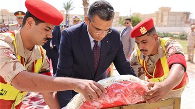 محافظ البحر الأحمر يضع إكليل الزهور على النصب التذكاري للشهداء احتفالاً بالذكري 53 لنصر أكتوبر