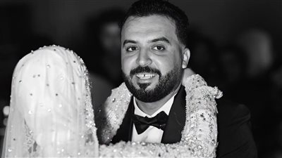الصحفي محمود عبدالحفيظ يهنئ صديق الطفولة أحمد عمر بمناسبة زفافه