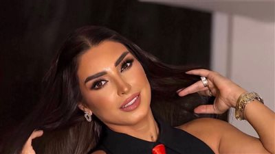 الأسود يعكس رشاقة روجينا في آخر إطلالة