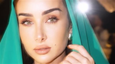 هنا الزاهد تتألق بسحر أحجار الزمرد