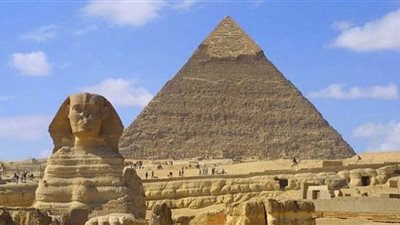 الأهرامات وأبوالهول يضيئان باللون الأزرق في يوم الأمم المتحدة