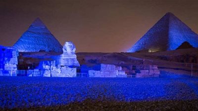 أهرامات الجيزة وأبو الهول باللون الأزرق في يوم الأمم المتحدة
