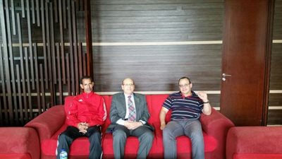 سفير مصر بأندونيسيا يلتقى بعثة منتخب الكاراتيه