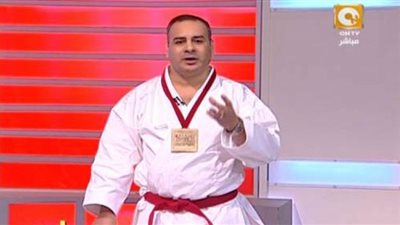 فيديو..القرموطي يرتدي بدلة الكاراتيه