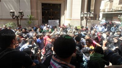 عمال شبكات ينهون تظاهراتهم أمام البورصة