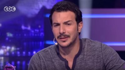 بالفيديو.. باسل الخياط يبكي على الهواء.. وأروى تحاول احتواء الموقف