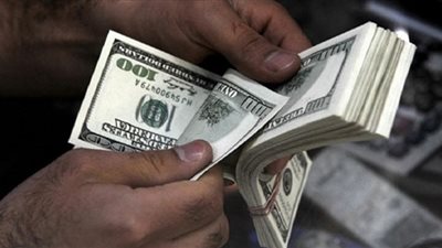 الدولار يواصل ارتفاعه في السوق السوداء ويصل إلى 8.6 جنيهات