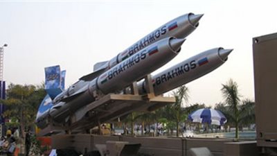 إيران تزيح الستار عن صاروخين 