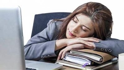 دراسة: القيلولة في المكتب لمدة 20 دقيقة تحسن إنتاجية العامل