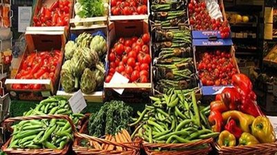 بالفيديو.. أسعار الخضراوات والفاكهة في سوق الجملة والطماطم بـ4.5 جنيه