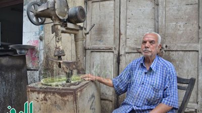 ثمانيني يبيع الفول والطعمية لعمال 