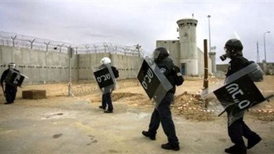 الاحتلال الإسرائيلي يقمع الأسرى الفلسطينيين في سجن 