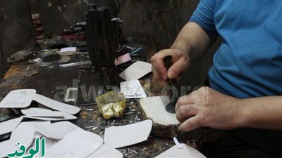 بالفيديو و الصور.. صناع الأحذية: المهنة في «ذمة الله»