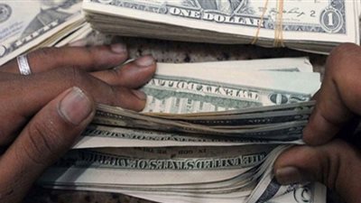 الدولار يواصل التراجع في تعاملات البنوك اليوم