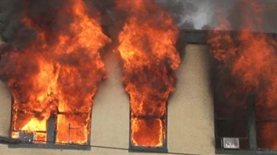 إخماد حريق شب بمخزن على طريق 