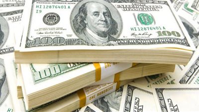 الدولار يستقر أمام الجنيه في تعاملات البنوك اليوم