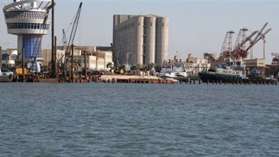 استئناف حركة الملاحة بميناء دمياط بعد تحسن الأحوال الجوية