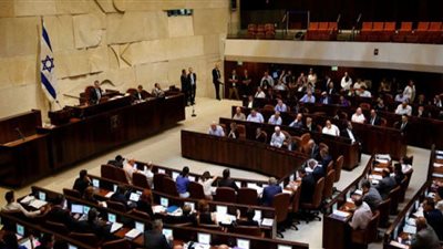 الكنيست يصوت على اقتطاع رواتب الأسرى الفلسطينيين من عائدات السلطة