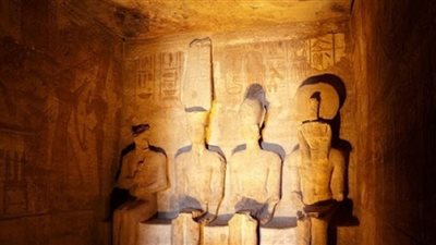 الشمس تتعامد على وجه رمسيس الثاني بأبو سمبل