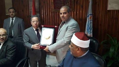 جامعة الأزهر تكرم أمين عام الأطباء العرب