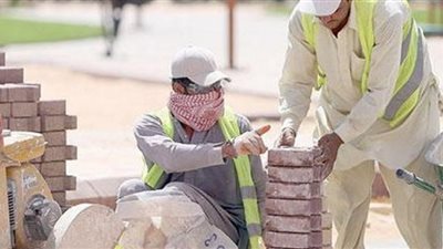 السعودية تحظر العمل تحت أشعة الشمس بجميع المنشآت