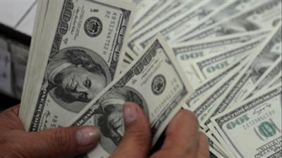 مصرف أبوظبي يحرك سعر الدولار قرشين ليصل إلى 15.92 جنيه