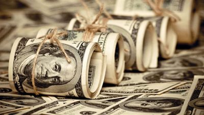 البنك الأهلي يخفض سعر الدولار قرشين