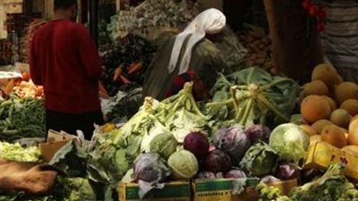 بالفيديو.. تعرف على أسعار الخضروات والفاكهة اليوم بسوق الجملة