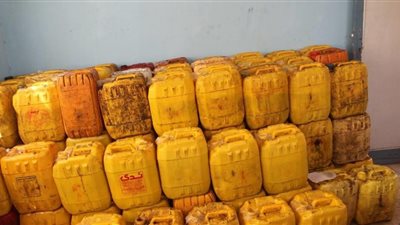 ضبط 1260 لتر زيت طعام مجهول المصدر في المنيا