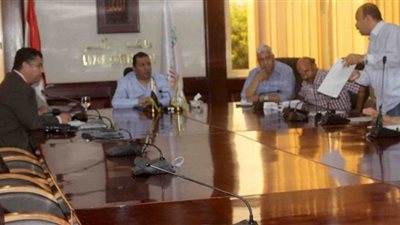 محافظ الأقصر يناقش خطة توصيل الغاز الطبيعي للمراكز والقرى