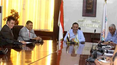صور.. محافظ الأقصر يجتمع بإدارة شركة غاز مصر لمتابعة توصيل الخدمة