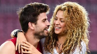 شاهد.. شاكيرا وبيكيه يحتفلان بالكريسماس في المدرجات