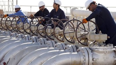 العراق يطالب الشركات العاملة بزيادة إنتاج النفط والغاز