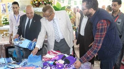 نقيب المعلمين يتفقد معرض السلع المعمرة بالإسكندرية