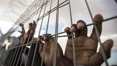 نقل نحو 20 أسيرًا فلسطينيًا مضربًا عن الطعام للمستشفيات